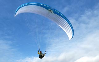 élève pilote parapente en stage de remise à niveau, rappels de formation au techniques de pilotage