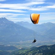 parapente biplace prestige en vol au dessus de Villars avec vue sur le Lac Léman