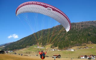 élève pilote parapente en stage, initiation au décollage, manoeuvres en vol et attérissage